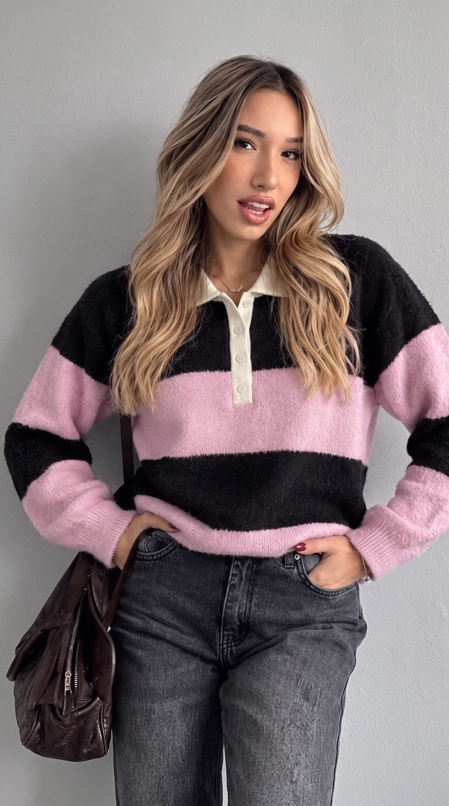 789128142_1792363363250381 Pull en Maille Douce Rose et Noire STD – Image 1