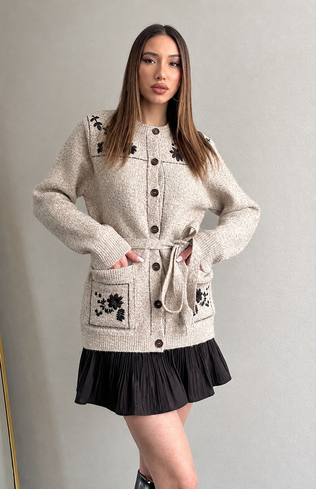 b2b26fda-e612-419c-a885-33fec324fc90 Cardigan long brodé avec ceinture STD – Image 1