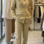 Ensemble Tailleur Pantalon Beige à Fines Rayures – L'Élégance Business