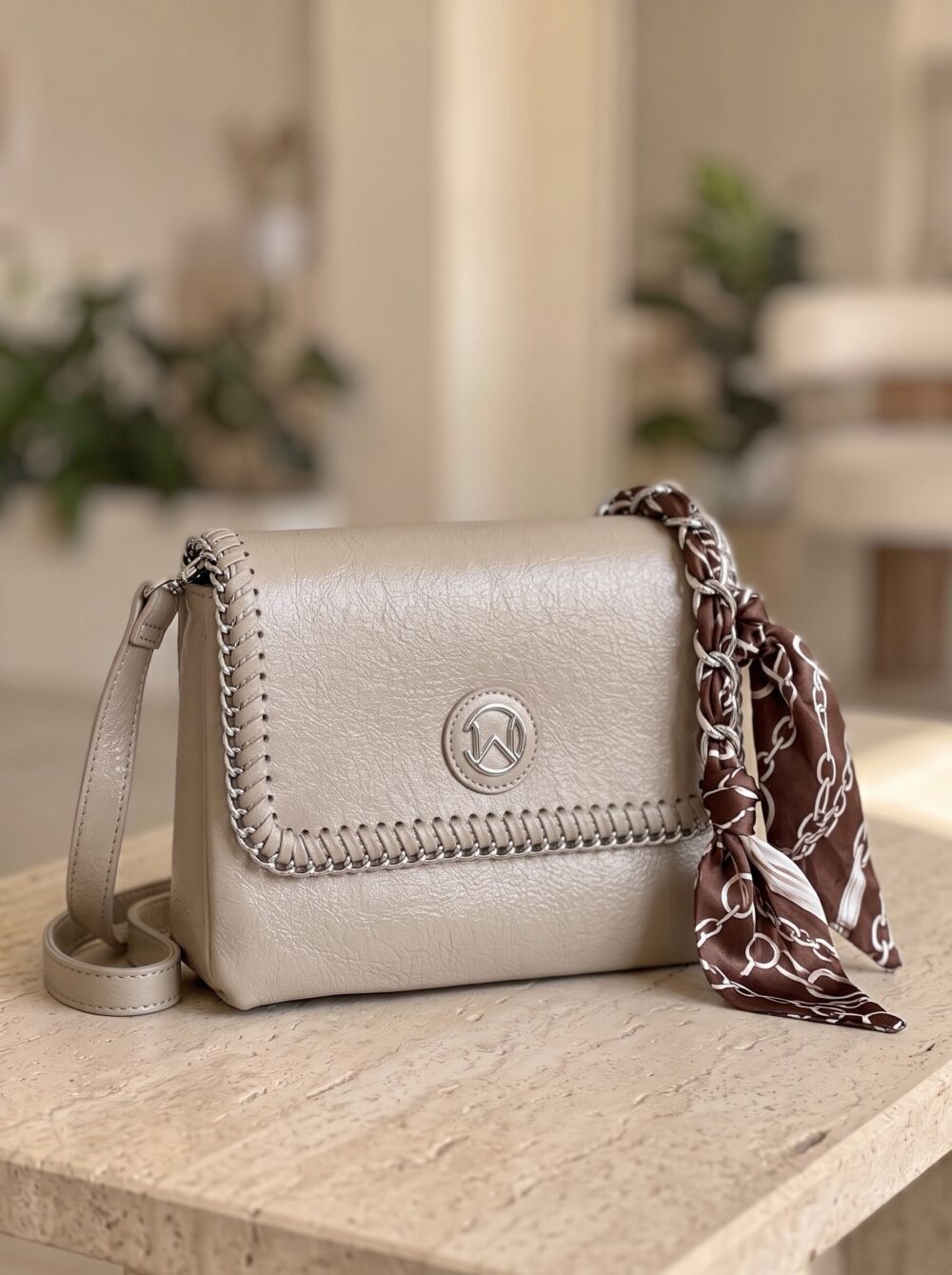 Sac Besace Chic à Bordure Tressée et Foulard – Image 2