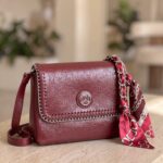 Sac Besace Chic à Bordure Tressée et Foulard